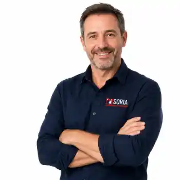 Asesor de Ferretería SORIA ayudando a elegir un cilindro de seguridad